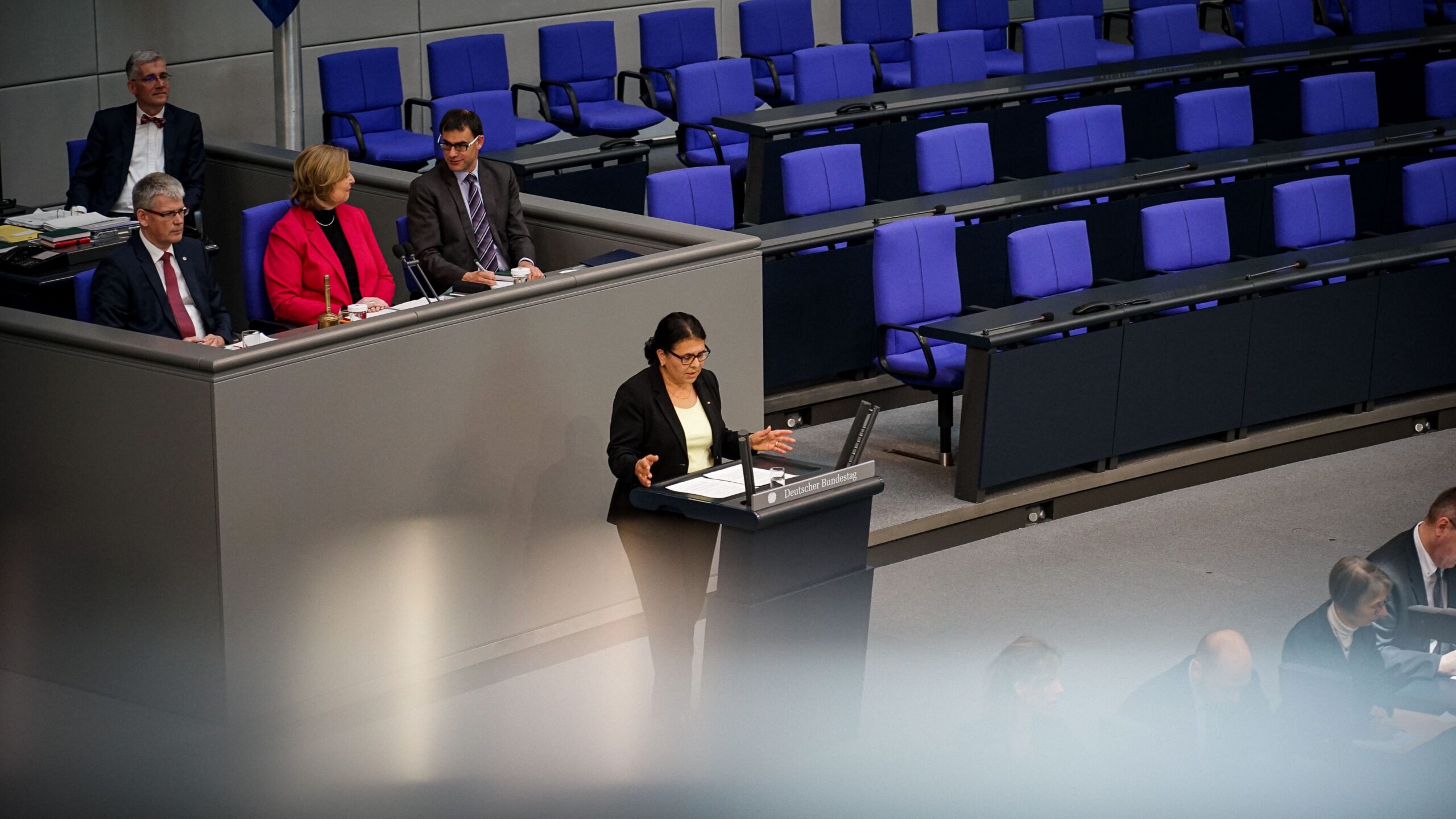 Die Bundestagsabgeordnete Gülistan Yüksel bei einer Plenarrede am 28.04.2023.