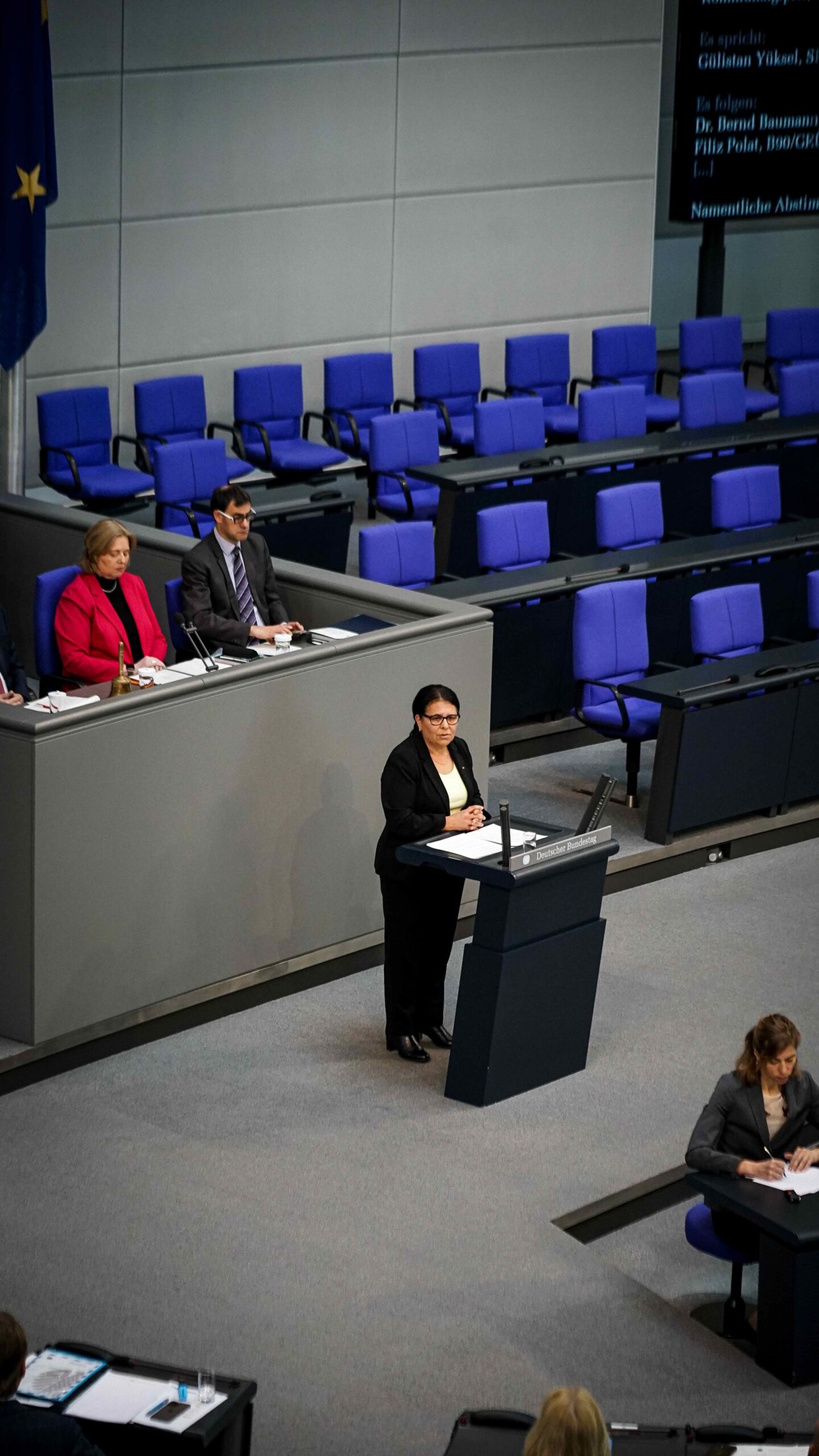 Die Bundestagsabgeordnete Gülistan Yüksel bei einer Plenarrede.
