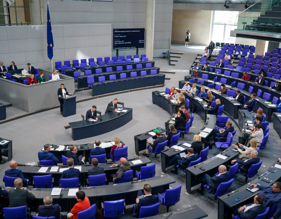Die Bundestagsabgeordnete Gülistan Yüksel bei einer Plenarrede am 13.06.2024.