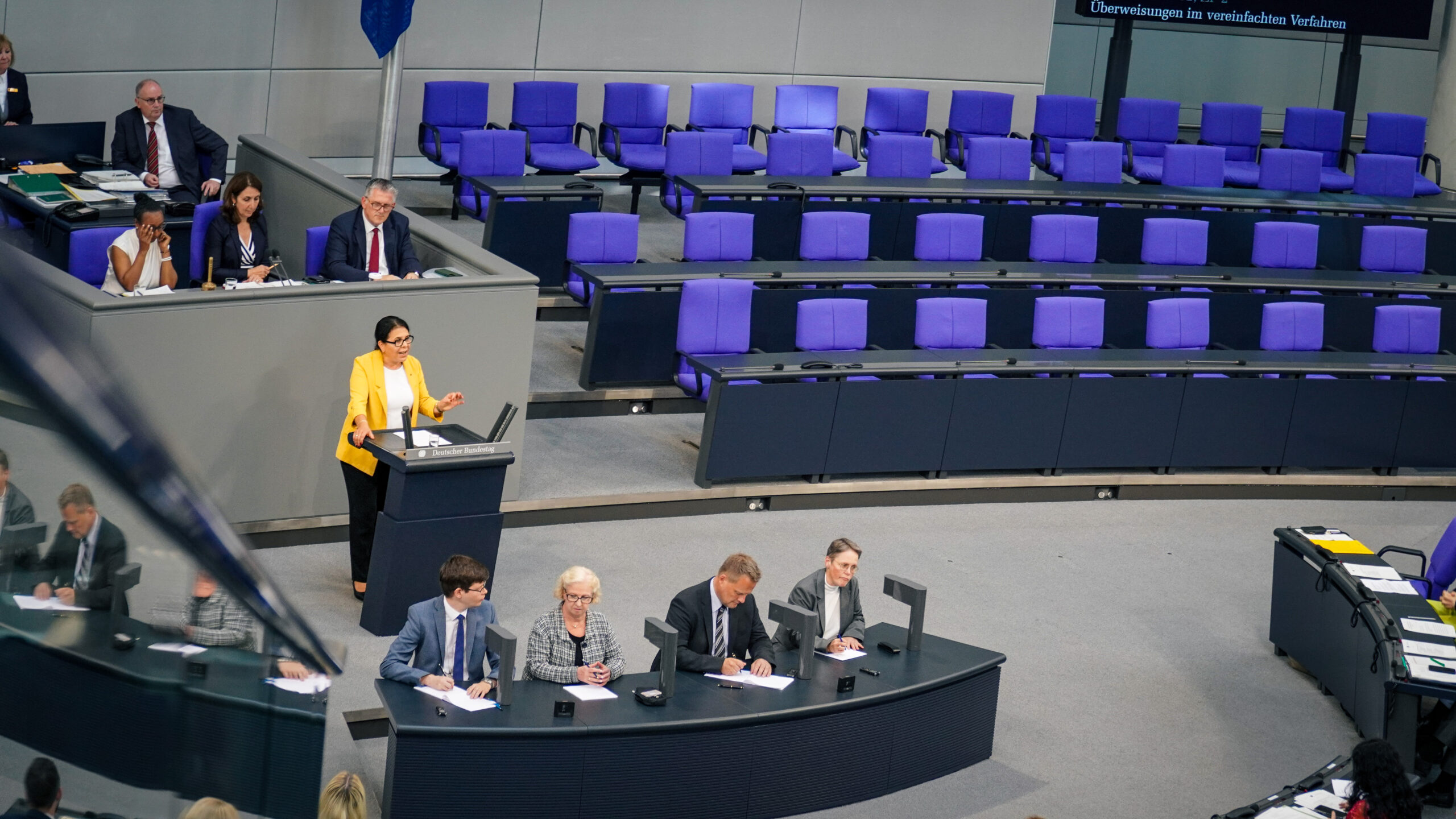 Die Bundestagsabgeordnete Gülistan Yüksel bei ihrer Plenarrede am 27.06.2024.