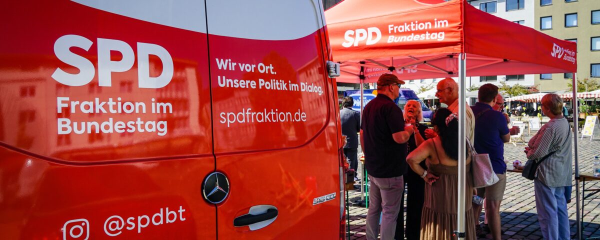 Die Dialogtour der SPD-Bundestagsfraktion macht Halt auf dem Rheydter Marktplatz.