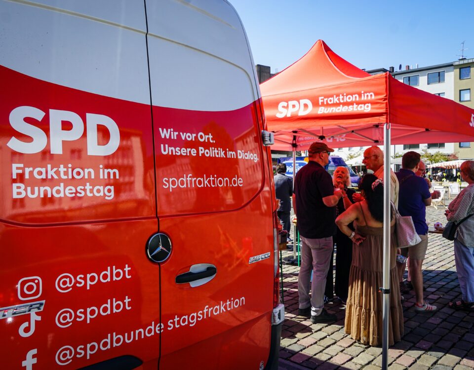 Die Dialogtour der SPD-Bundestagsfraktion macht Halt auf dem Rheydter Marktplatz.