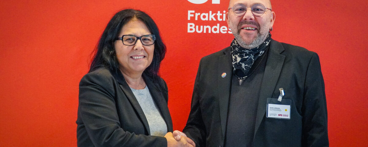 Gülistan Yüksel mit André Lubberich bei der Betriebsrätekonferenz der SPD-Bundestagsfraktion.