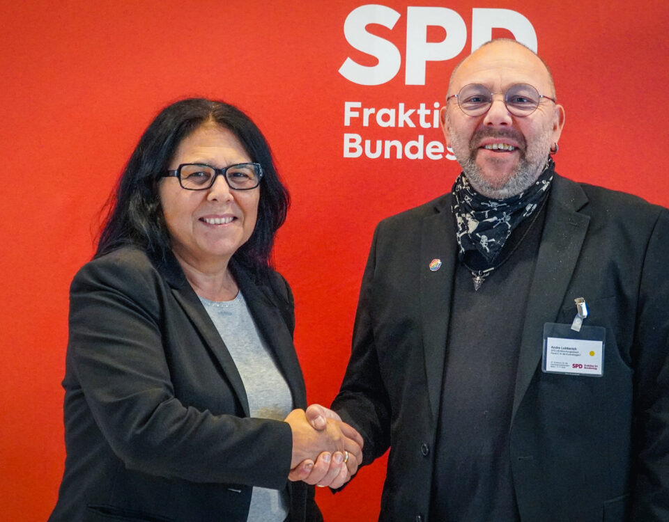 Gülistan Yüksel mit André Lubberich bei der Betriebsrätekonferenz der SPD-Bundestagsfraktion.