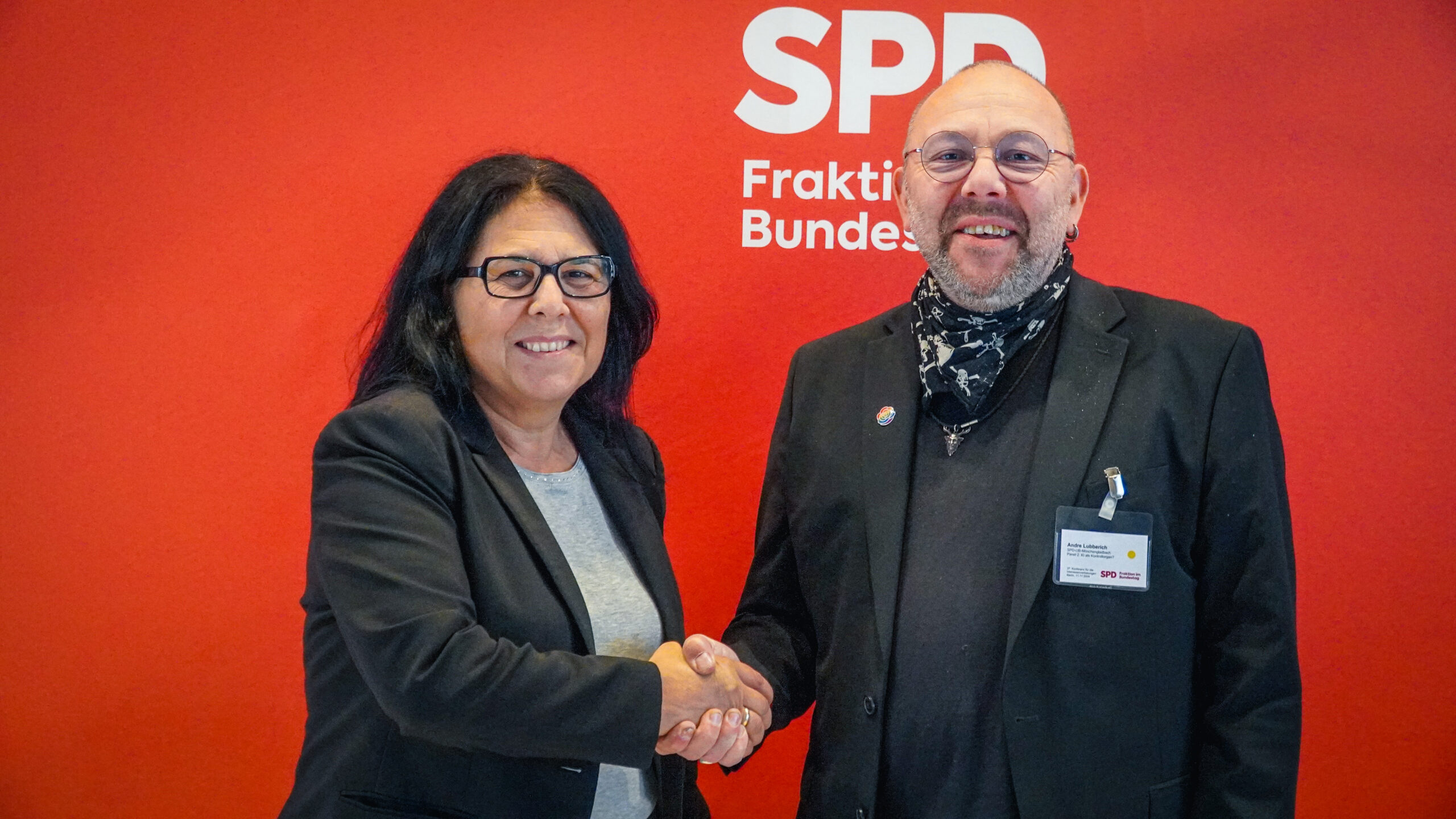 Gülistan Yüksel mit André Lubberich bei der Betriebsrätekonferenz der SPD-Bundestagsfraktion.