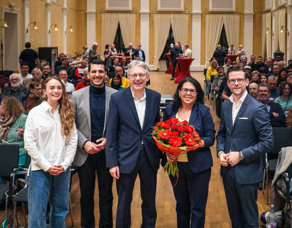 Die Mitglieder der SPD Mönchengladbach haben Gülistan Yüksel als Direktkandidatin für die kommende Bundestagswahl bestätigt. Von links: Josephine Gauselmann (Bürgermeisterin und stellv. Vorsitzende SPD MG), Janann Safi (Ratsfraktionsvorsitzender SPD), Achim Post MdB (Co-Vorsitzender NRW SPD), Gülistan Yüksel MdB (Vorsitzende SPD MG) und OB Felix Heinrichs.