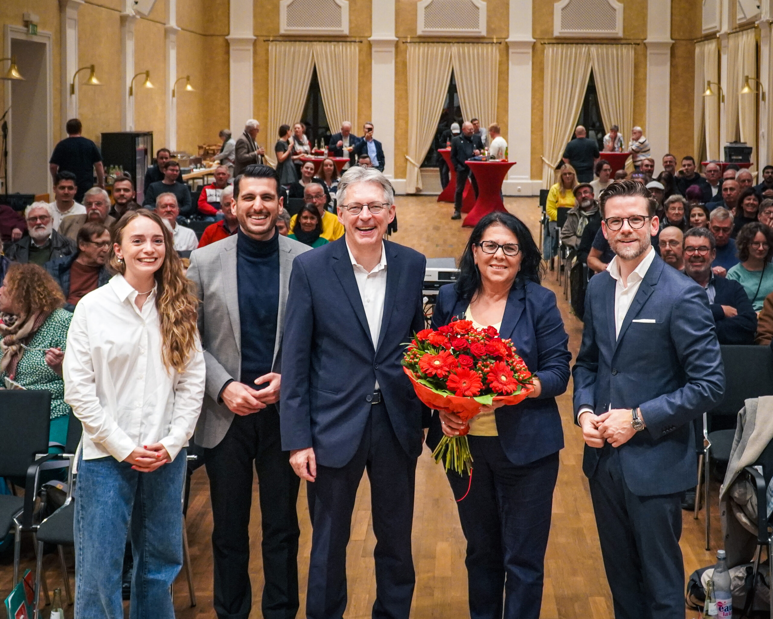 Die Mitglieder der SPD Mönchengladbach haben Gülistan Yüksel als Direktkandidatin für die kommende Bundestagswahl bestätigt. Von links: Josephine Gauselmann (Bürgermeisterin und stellv. Vorsitzende SPD MG), Janann Safi (Ratsfraktionsvorsitzender SPD), Achim Post MdB (Co-Vorsitzender NRW SPD), Gülistan Yüksel MdB (Vorsitzende SPD MG) und OB Felix Heinrichs.